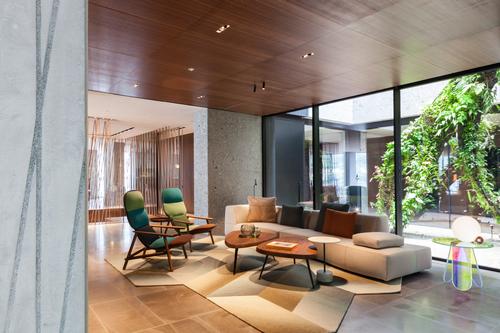 The designers have developed airy lounge areas that integrate the interior and exterior of the accommodations / Patricia Parinejad