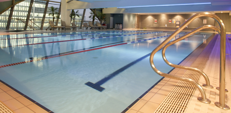 The club offers a swimming pool in the heart of Canary Wharf