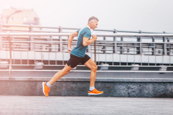 Physically inactive 40-year-olds could add at least 2.5 years to their lives simply by jogging for 20 minutes a day / Photo: SHUTTERSTOCK/ Igor Palamarchuk