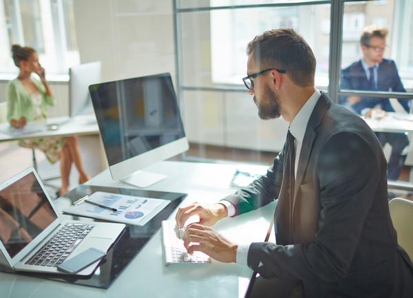 The cost of modern day inactivity while travelling, working or winding down drains the economy / Photo: SHUTTERSTOCK/ Pressmaster