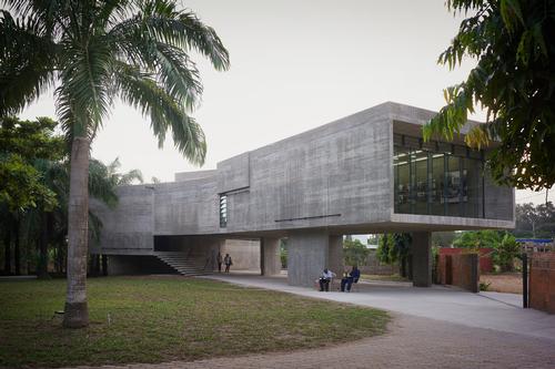The new gallery is a concrete-built, single-room volume raised up on pillars / Julien Lanoo