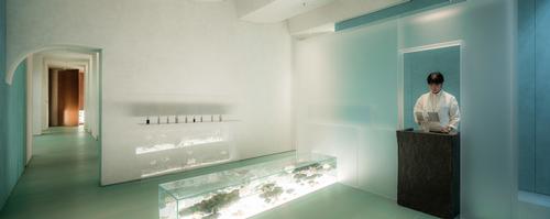 A planted display case gives the reception area a sense of naturality / Waterfrom Design