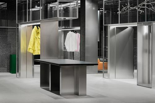 Steel frames are used in place of the rails used in typical clothes stores