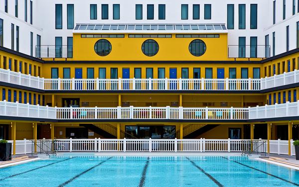 The restoration of the outdoor pool was faithful to the original design / Photo: Gilles Trillard