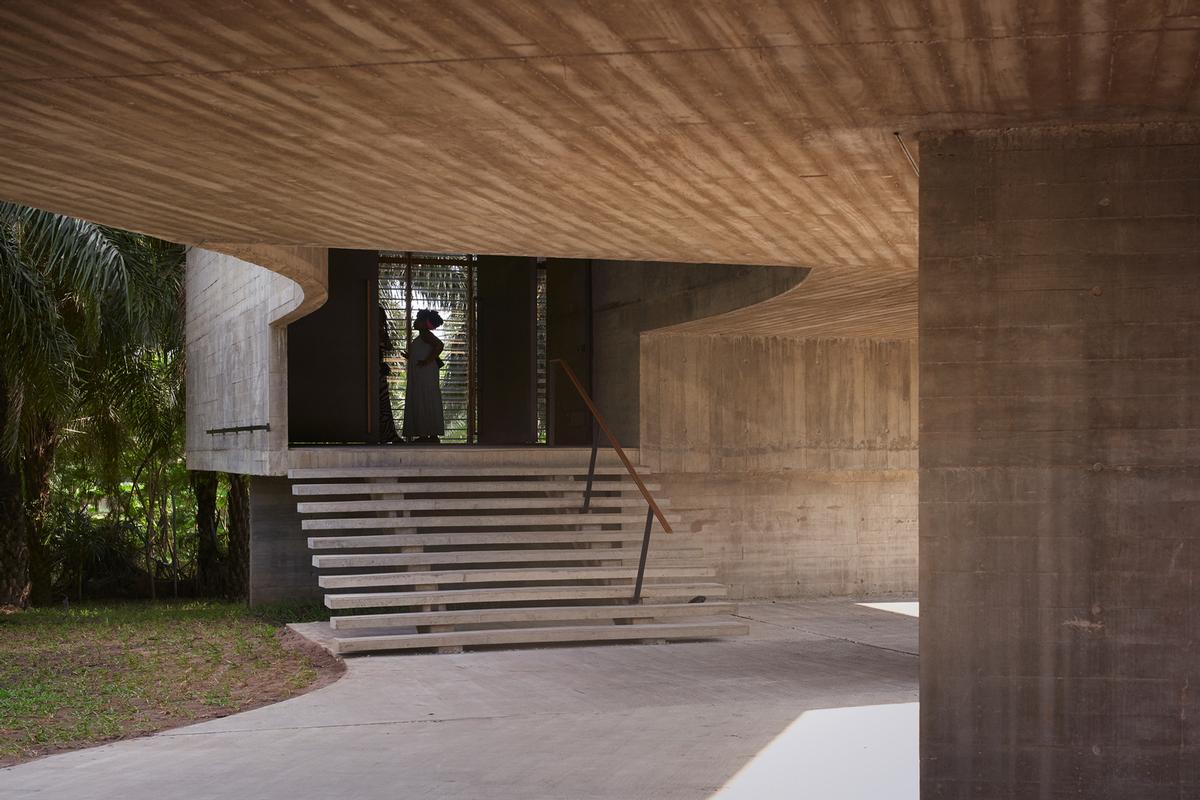 It hovers over the existing garden of the Nubuke Foundation / Julien Lanoo