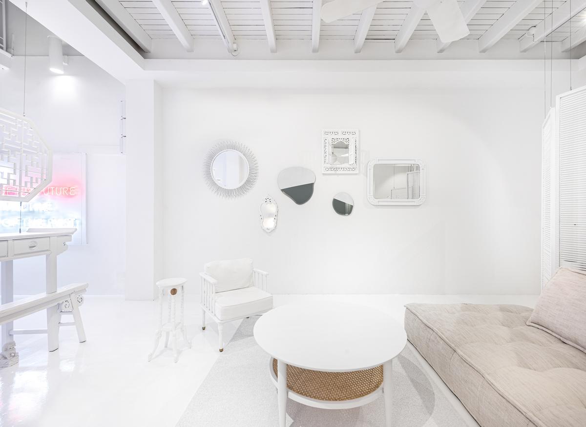 The sense of a blank canvas was created by filling the interior with white coverings, materials and elements / Edward Hendricks, CI&A Photography