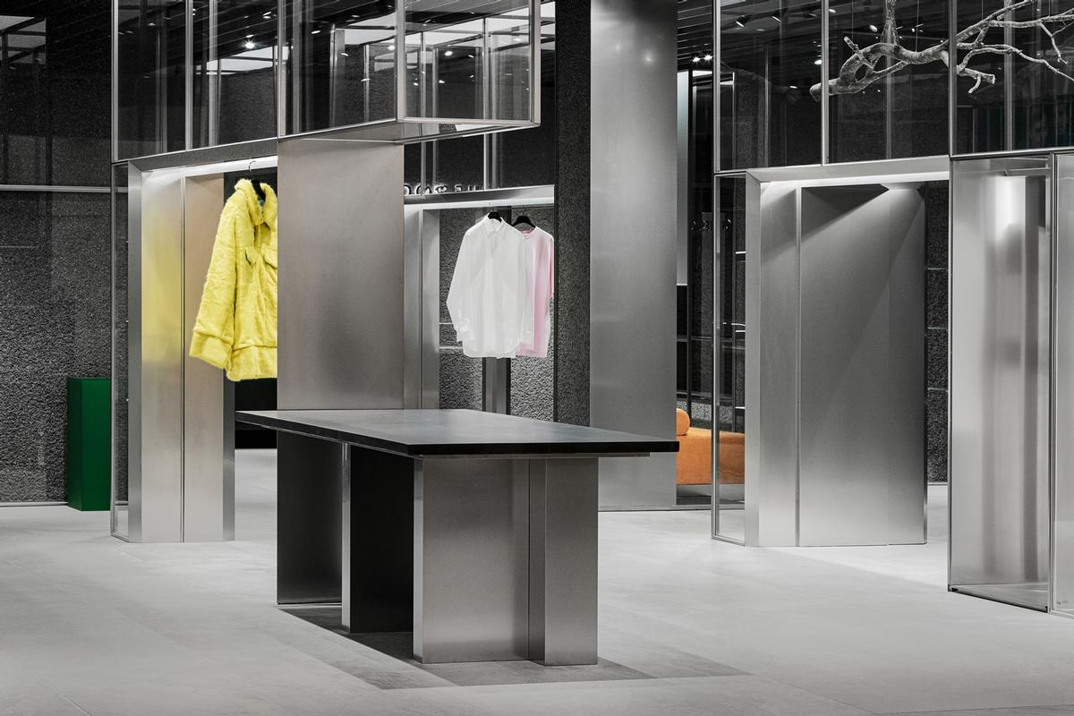 Steel frames are used in place of the rails used in typical clothes stores