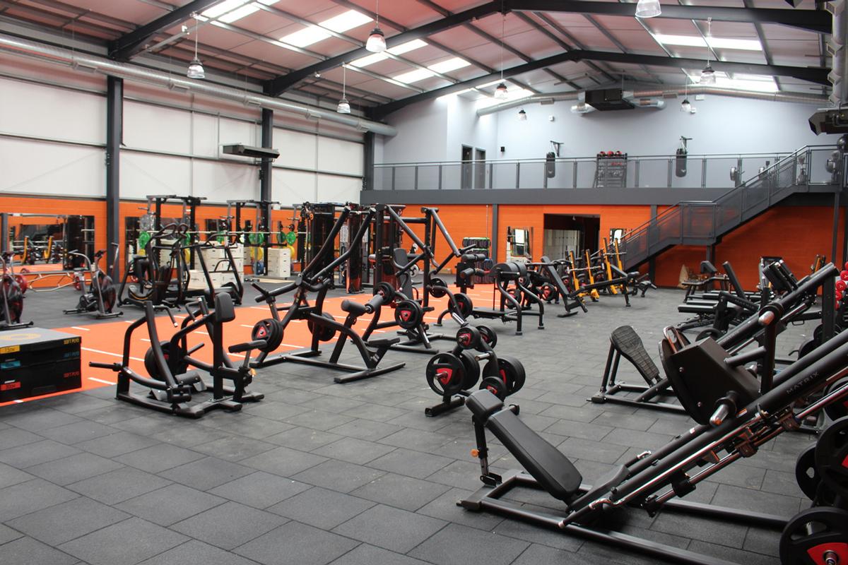 The Performance Gym meets the demands of the current market trends with functional equipment, free weights and performance-centric kit