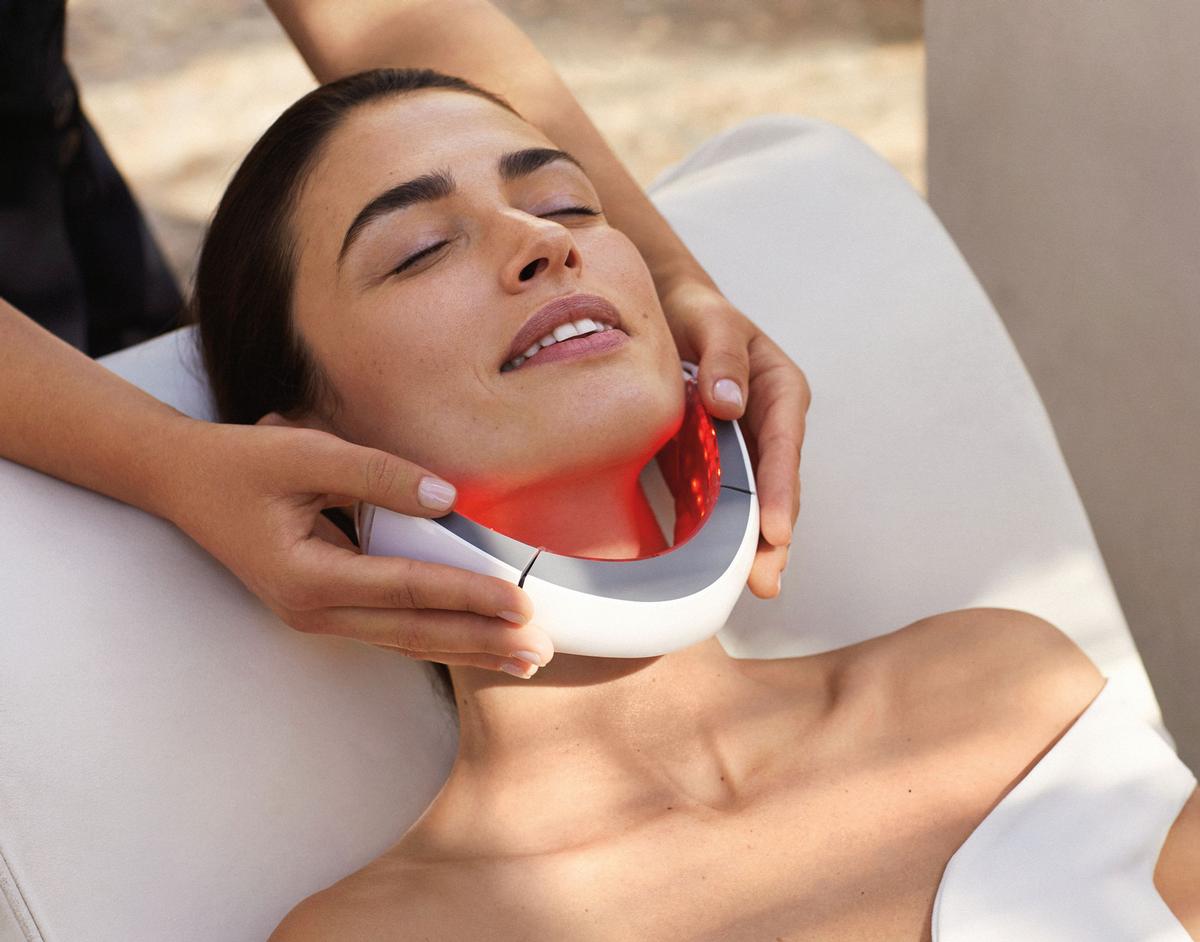 The V-Neck Definition System contains LED light therapy, micro-vibrations, infrared rays and galvanic electrotherapy / 