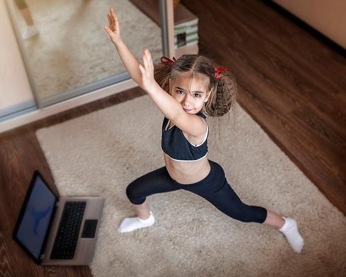 Researchers recommend schools offer home streamed exercise classes to keep kids active during the shutdown / Shutterstock/Maria Symchych