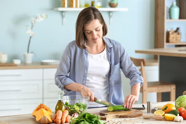 Good gut microbes develop when people eat a wholefood diet and correlate with positive health markers / el-Shot/shutterstock