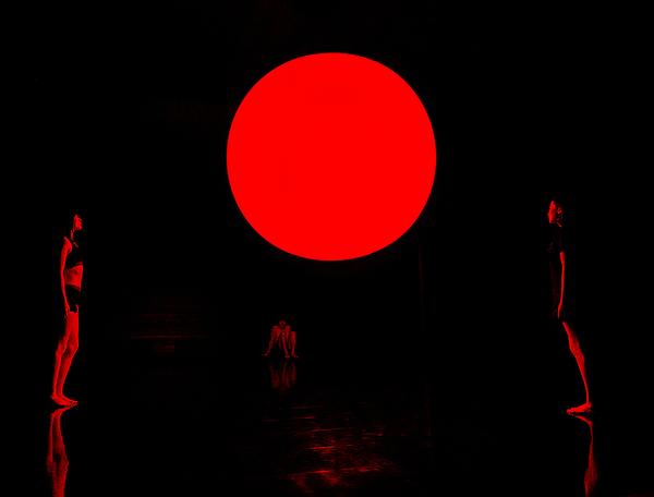 Levitation focus on occurrences which transcend the laws of nature / photo: teamLab, Levitation - Flattening Red and Blue & Blurred Violet © teamLab