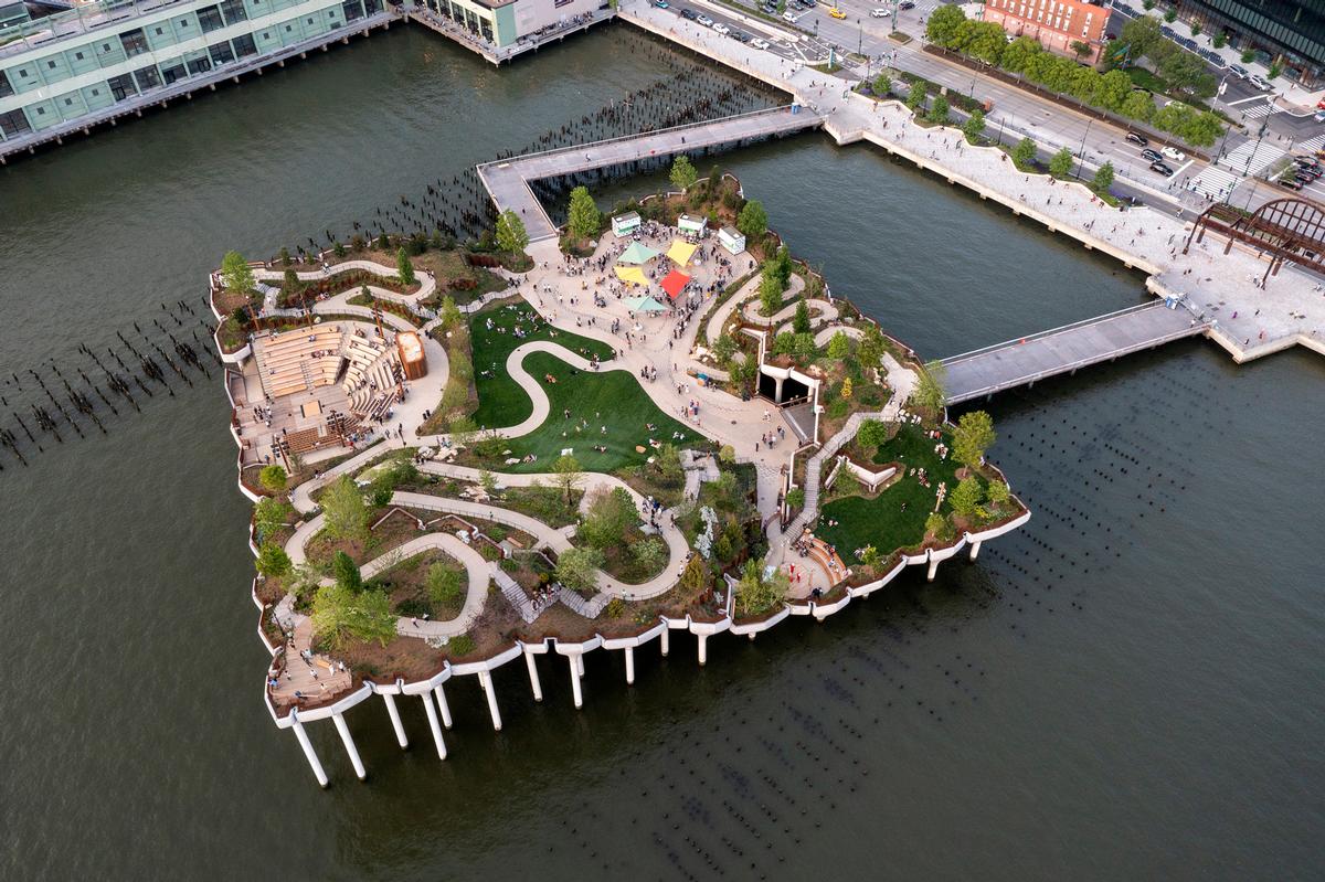 The 1.1-hectare Little Island rests on 132 tulip-like, concrete piles / Timothy Schenck/Heatherwick