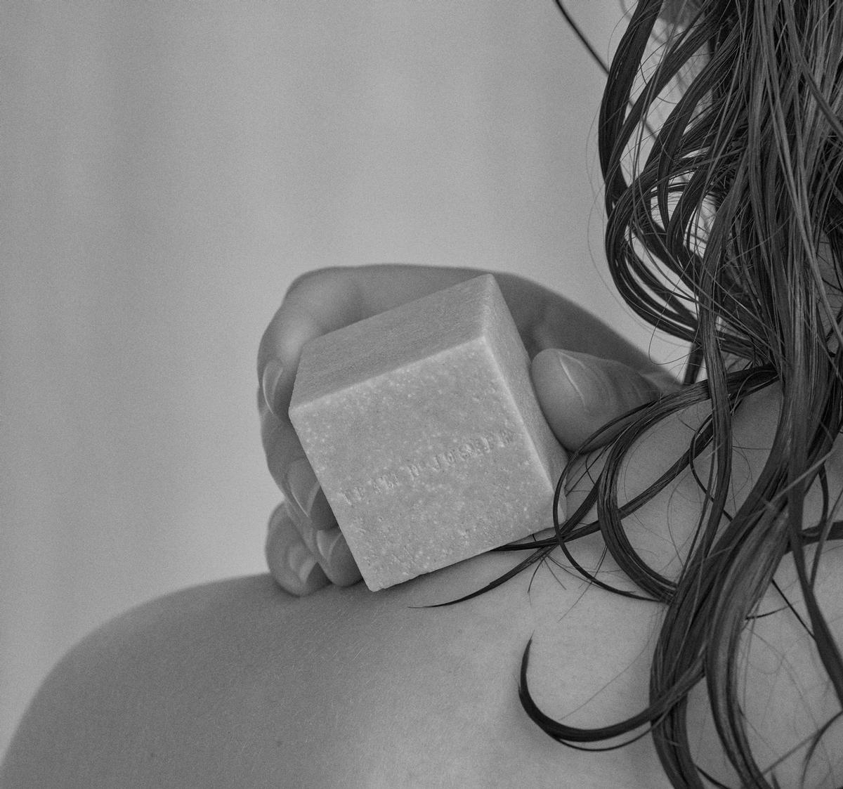 To use the cubes, consumers wet them like soap to reveal a mild foam designed to leave skin or hair feeling soft and supple / © Team Dr Joseph To use the cubes, consumers wet them like soap to reveal a mild foam designed to leave skin or hair feeling soft and supple / © Team Dr Joseph
