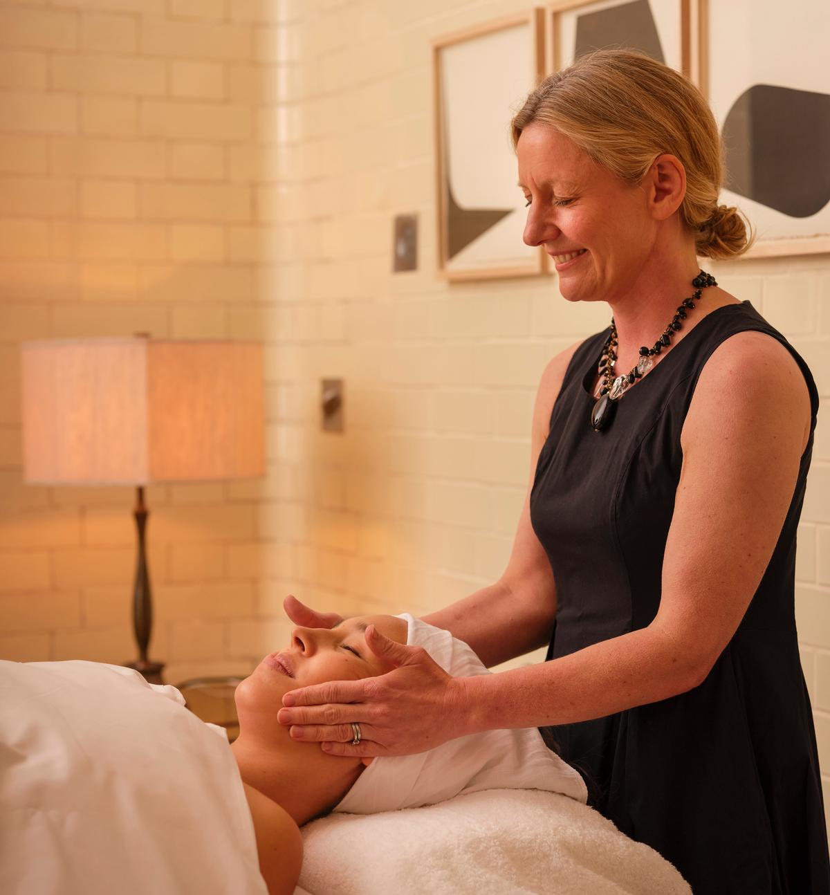 In booking the exclusive Signature Treatment (£350, €409, US$488), guests will experience a ritual practised by de Mamiel founder Annee de Mamiel