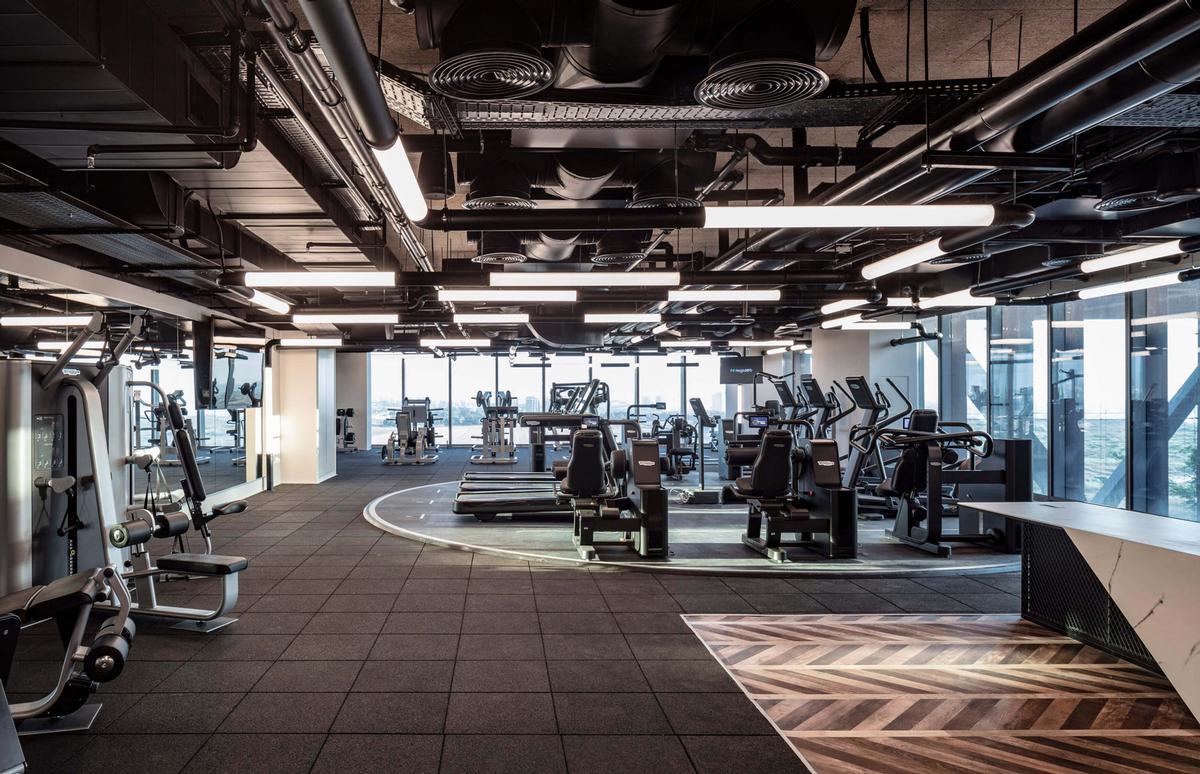 The 1,000sq m corporate gym features a large floor fitted with cardio and strength equipment / Microsoft/Amit Geron Photography