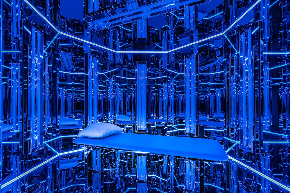 Sessions consist of 20 minutes of deep relaxation, music and vibrations inside a futuristic octagon bathed in blue and UVB light Sessions consist of 20 minutes of deep relaxation, music and vibrations inside a futuristic octagon bathed in blue and UVB light