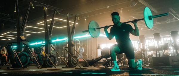 Signature programmes have their own brand feel – such as ‘Backbone’ strength classes / photo: everlast gyms
