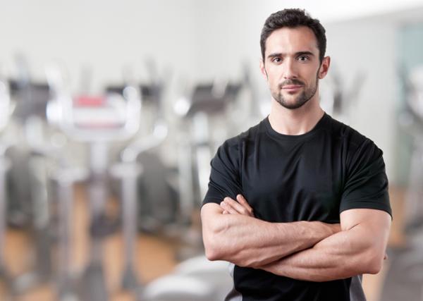 Working with a personal trainer is found to increase exercise adherence / Photo: Shutterstock/Ruigsantos