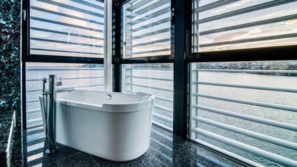 Bath with a view: The Larvik Suite offers an outstanding outlook over the bay / photo: Farris Bad