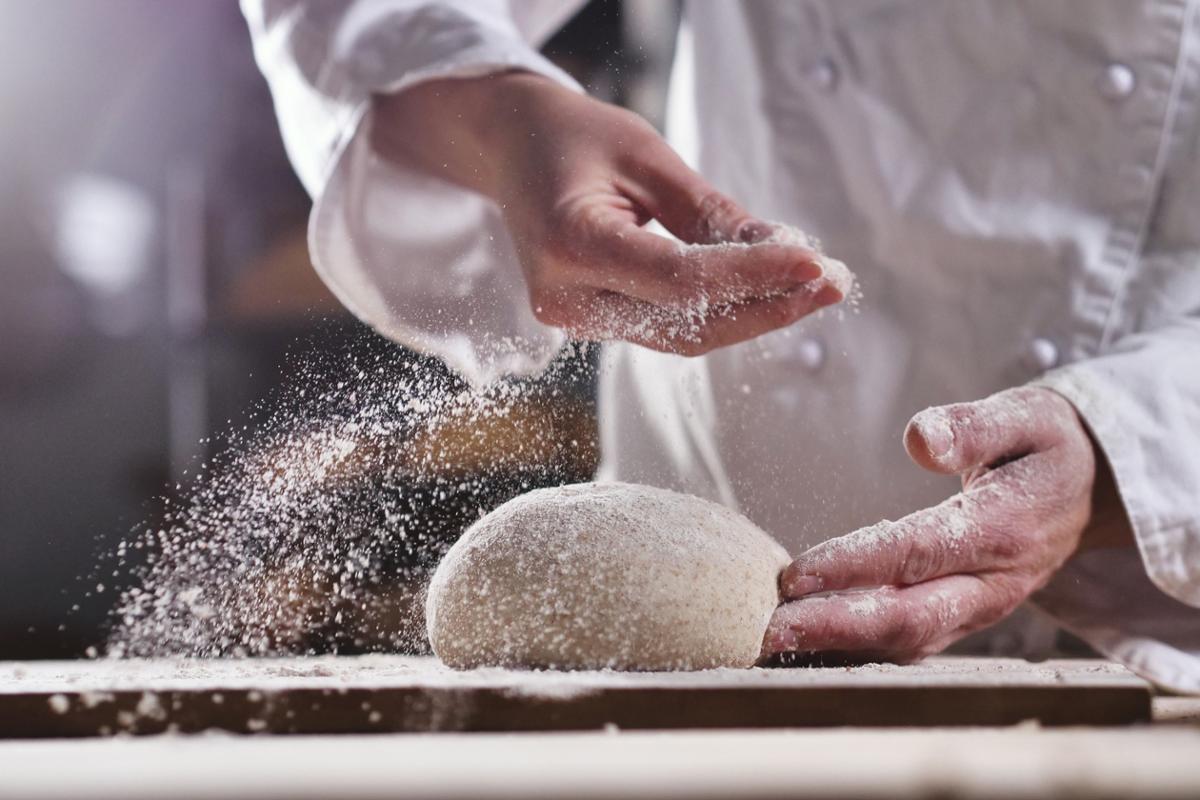 The methodical process of baking helps people slow down / Shutterstock/HQuality