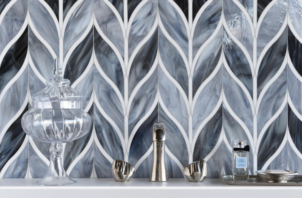 The Glass Gem range includes a range of tiles available in a wide variety of colours / Mosaïque Surface