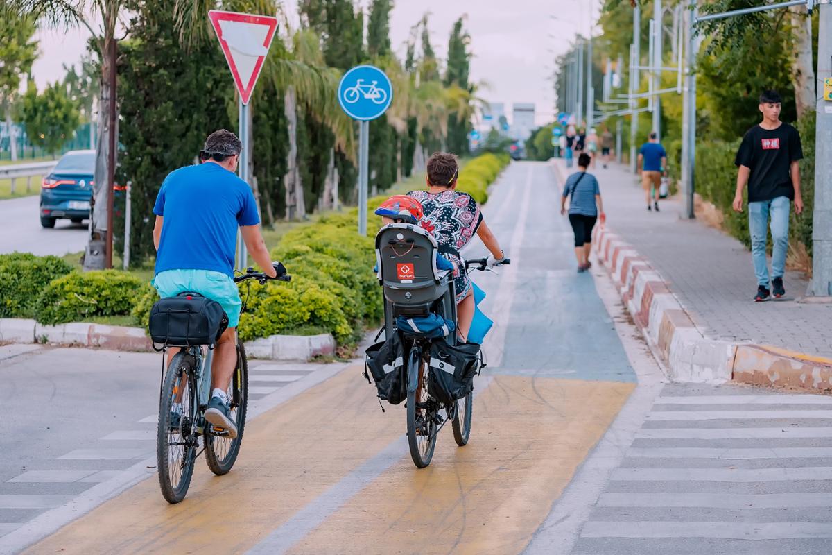 Only 40 per cent of the 194 countries tracked by the WHO have road design standards that make walking and cycling safer / frantic00 / Shutterstock