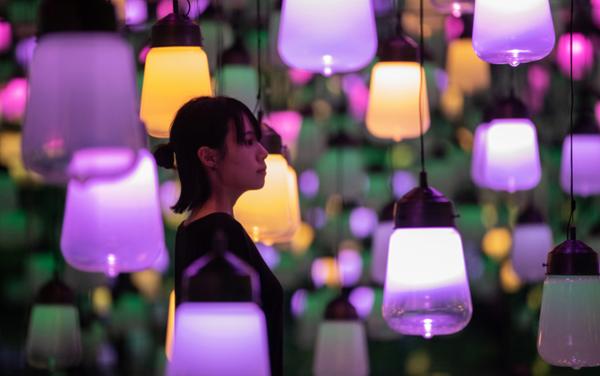 Forest of Resonating Lamps featured numerous glass lamps fitted with sensors / Photo: teamLab, Forest of Resonating Lamps - One Stroke, Spring Mountain Fields © teamLab