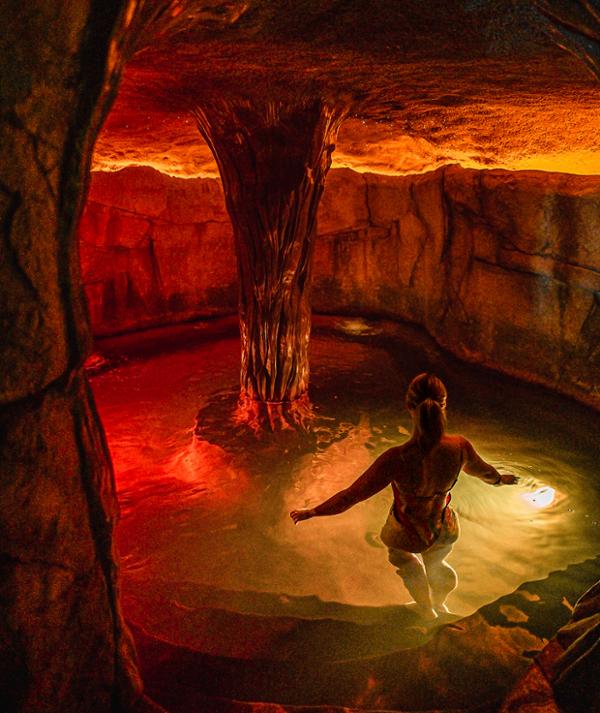 Deep Blue Hot Springs has hot spring caves / Caitlyn @The.Wanderlust.Times