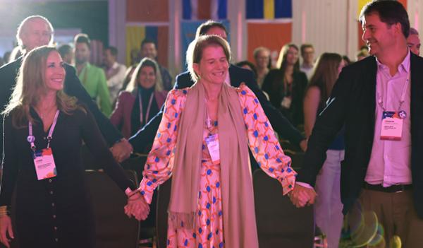 Attendees share a moment of gratitude / photo: Global Wellness Summit 2023