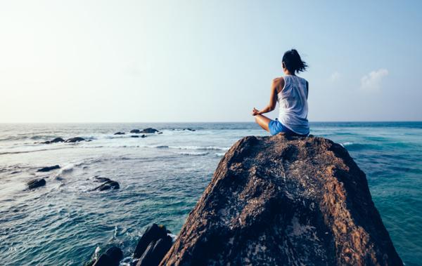 Meditating and being in nature are proven to relieve stress / Photo: Shutterstock/-lzf