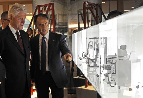 Alessandri with Bill Clinton at the opening of the Technogym Village / Photo: Technogym / Gian Mattia D’Alberto/LaPresse