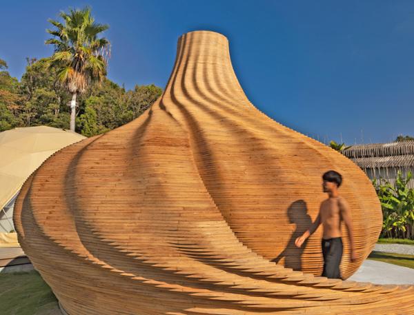 The 150-layer wooden sauna is built from 5,000 pieces of stacked plywood / photo: Keishin 
