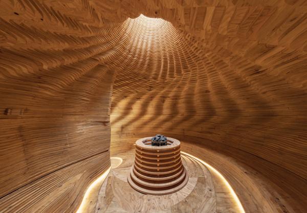 The interior is illuminated by natural light from an oculus in the ceiling / photo: Keishin 