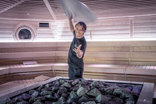 World renowned aufguss-master, Lasse Eriksen, talks about contrast therapy / photo: Farris Bad