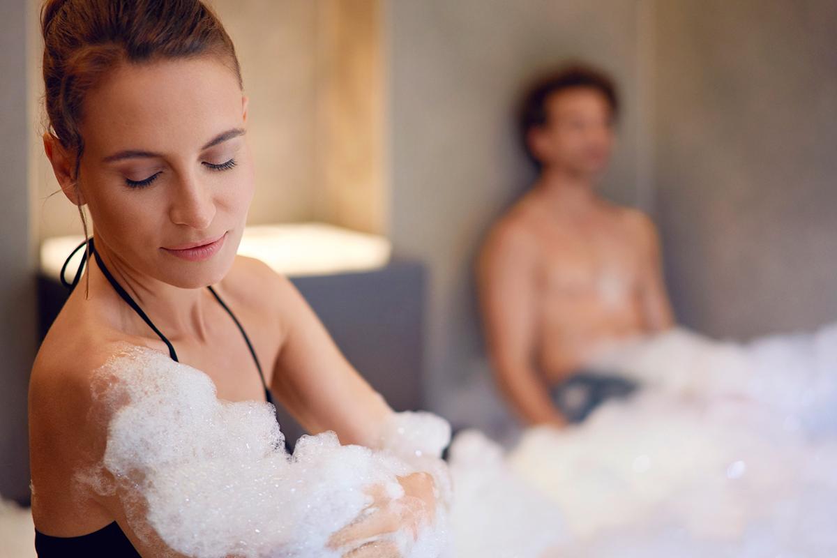 The new experience creates foam bubbles which glisten in the light and float in the air / Klafs