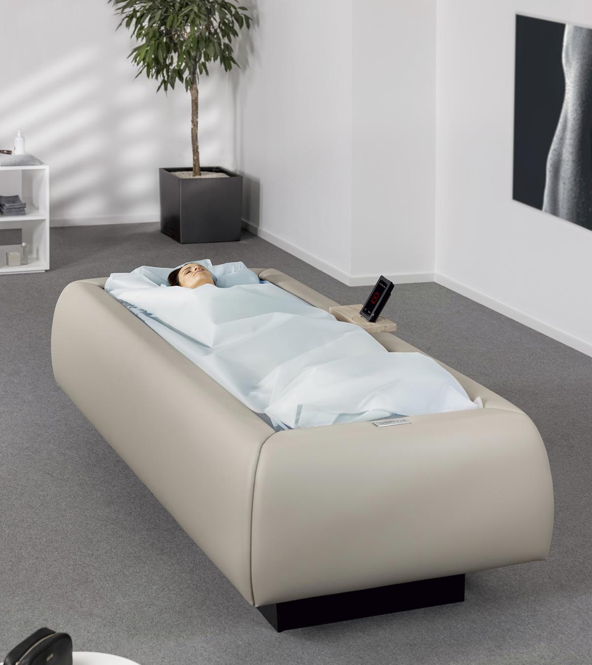 The bed combines dry flotation with cold therapy / Gaia Panozzo 