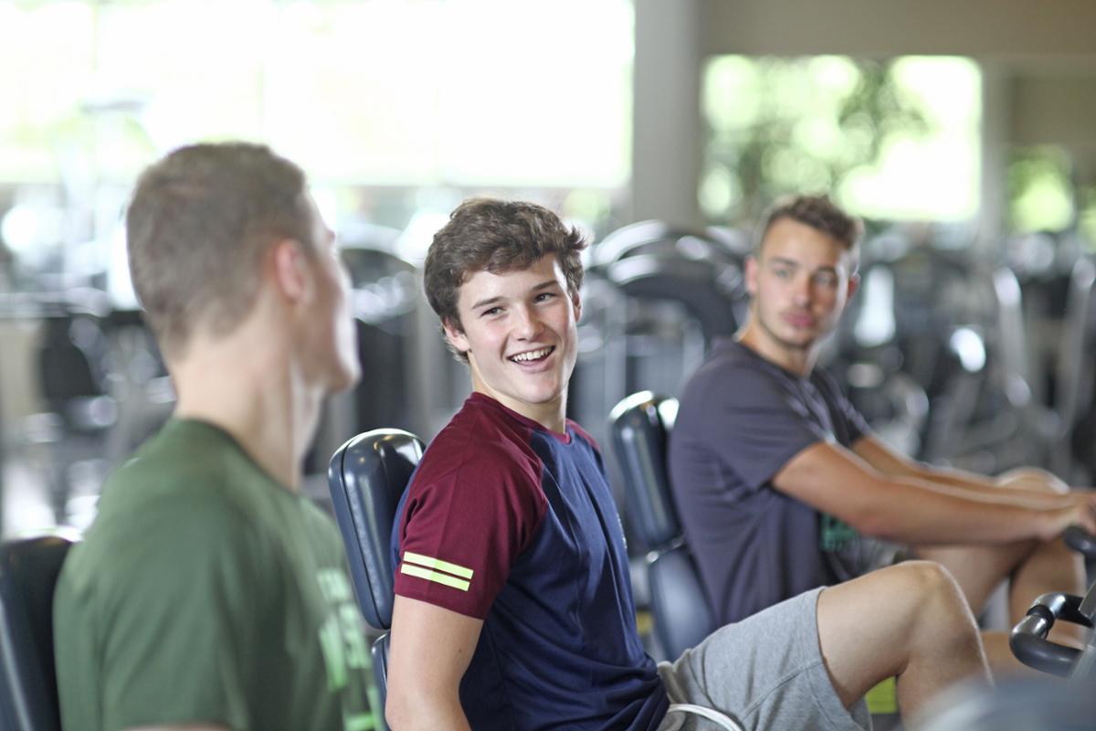 More young people are staying active by going to the gym / Shutterstock/Altrendo Images