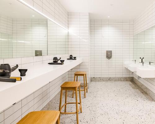 The changing rooms offer contrast therapy zones / Les Mills