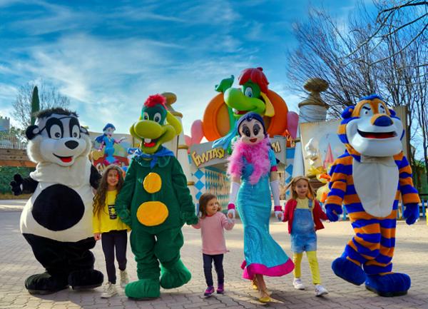 Gardaland’s mascot Prezzemolo and his friends welcome visitors to the park / Photo: Gardaland