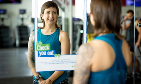 Rhiannon Morgan checks out the mirror / GLL