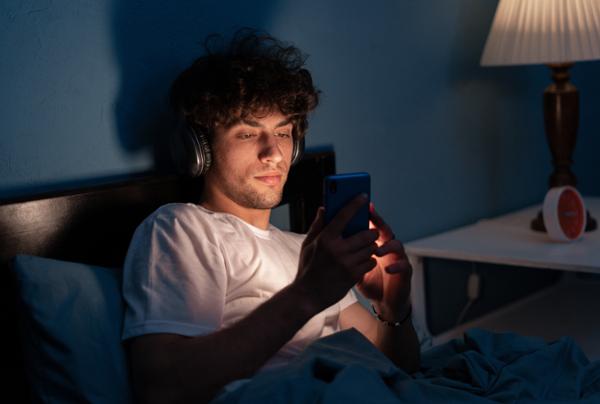 Tens of millions of people don’t sleep well because they don’t understand blue light interferes with melatonin production / photo: Shutterstock / Lysenko Andrii
