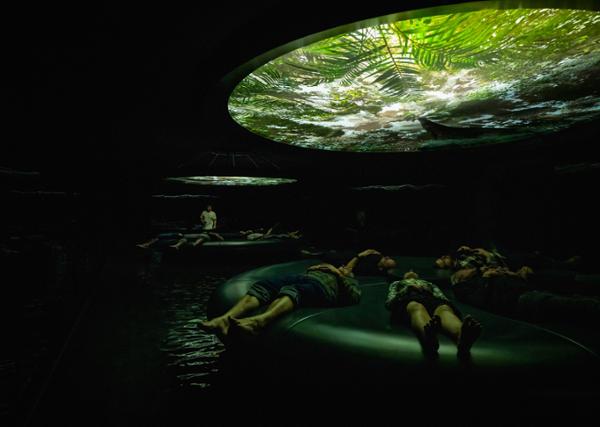 Therme Euskirchen guests are made to feel like they’re in the Amazon rainforest / Arianne Amores Therme Euskirchen guests are made to feel like they’re in the Amazon rainforest / Arianne Amores