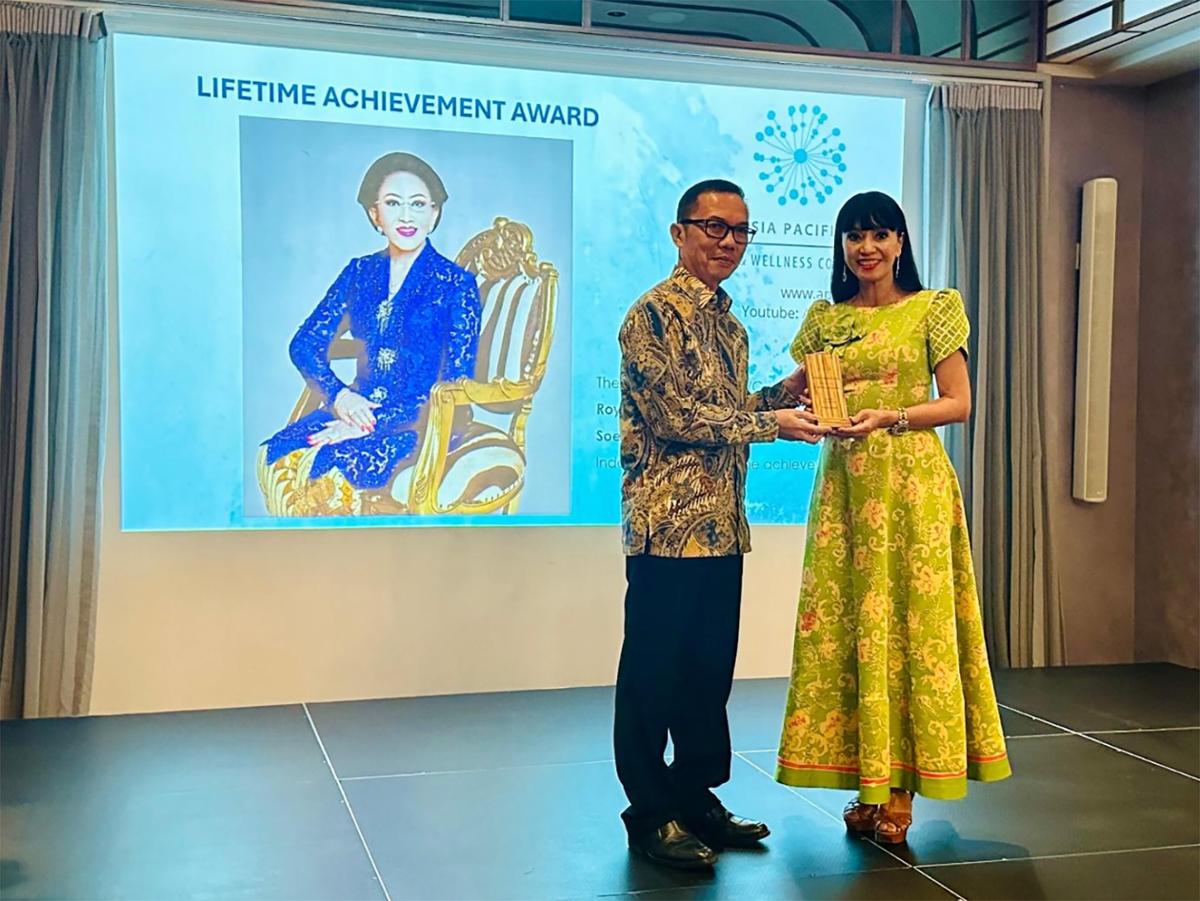 Bingar Egidus Situumorang, accepting Dr Mooryati Soedibyo’s Lifetime
Achievement Award from Dr Pakpilai Thavisin (first lady of Thailand) on her behalf / APSWC