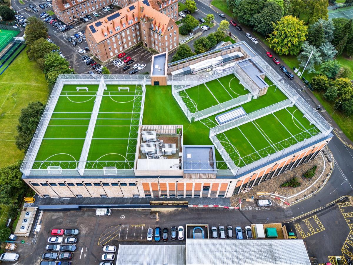 Football pitches are on the rooftop / Places Leisure Football pitches are on the rooftop / Places Leisure