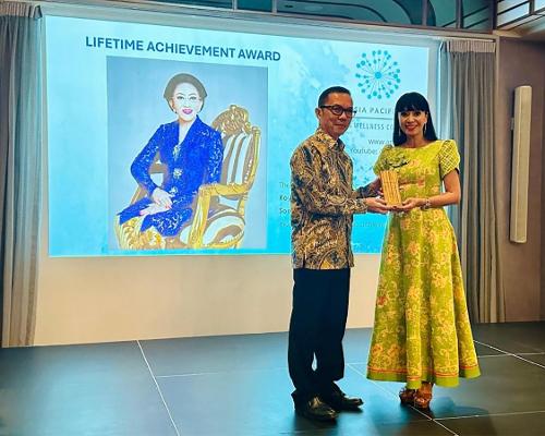 Bingar Egidus Situumorang, accepting Dr Mooryati Soedibyo’s Lifetime
Achievement Award from Dr Pakpilai Thavisin (first lady of Thailand) on her behalf