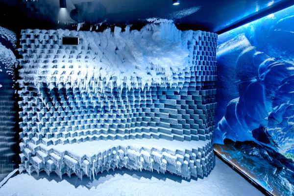 The Snowroom feels like a glacial cave where guests enter a different world / photo: technoalpin
