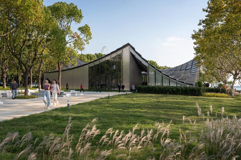 The pavilion’s generous glass facades allow views of the landscape from inside / Justin Szeremeta & Ye Jianyuan