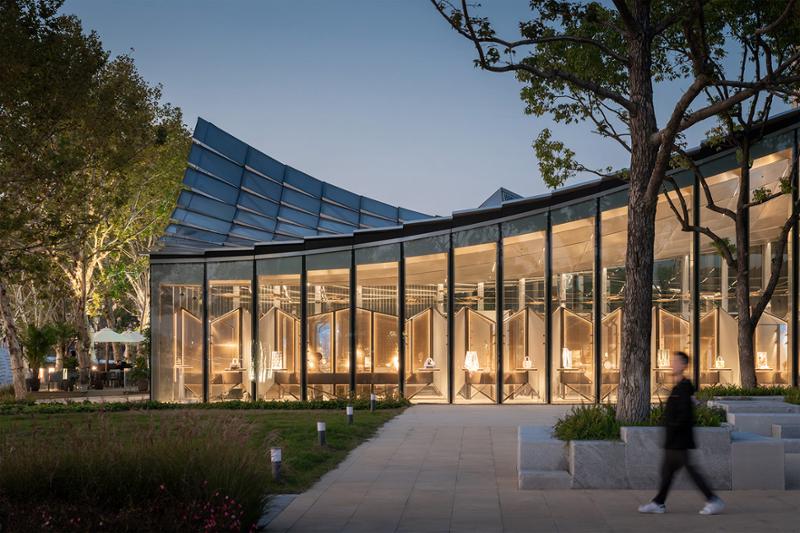 The Jinji Lake Pavilion is conceived as a family of public rooms arranged under a single unifying canopy. / Justin Szeremeta & Ye Jianyuan