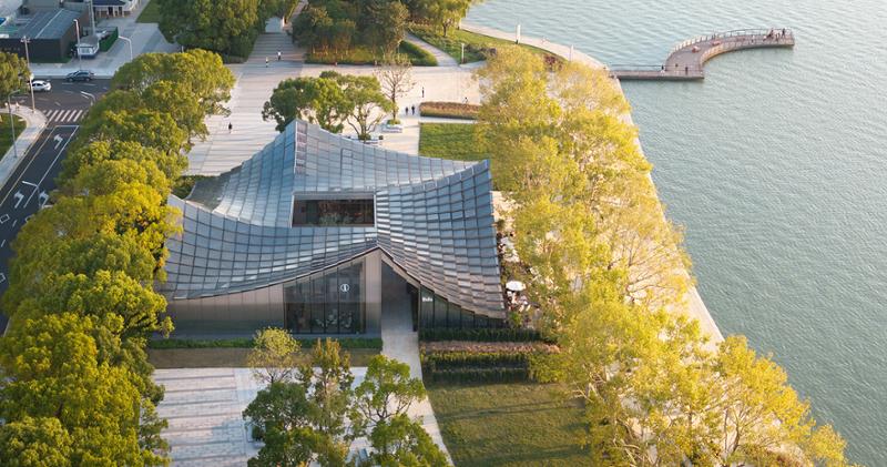 The pavilion offers a space for public gatherings and hospitality / Justin Szeremeta & Ye Jianyuan